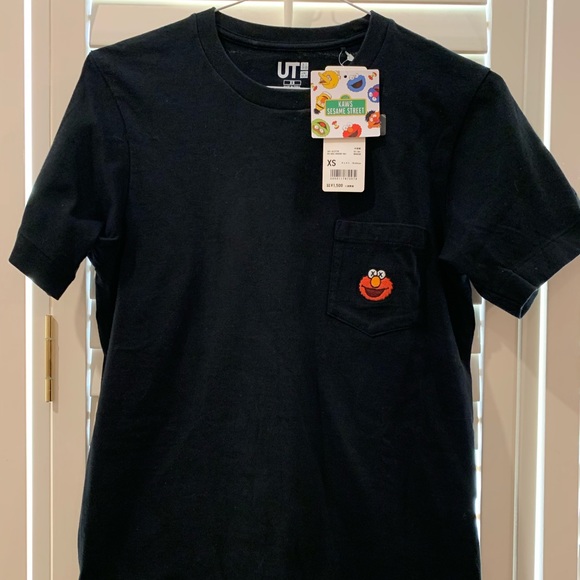 Uniqlo x KAWS Sesame Street Elmo Pocket Tshirt NWT - Picture 3 of 7